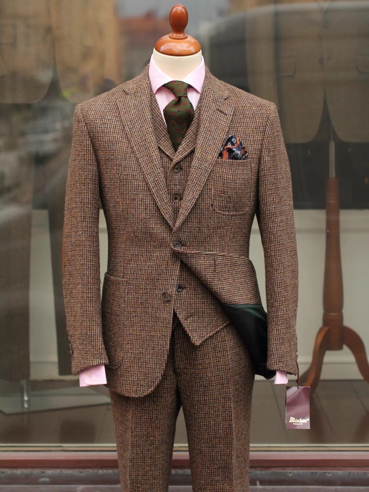 Харрис твид твид. Твидовые костюмы Harris Tweed. Тройки Harris Tweed. Твидовый костюм мужской Харрис твид