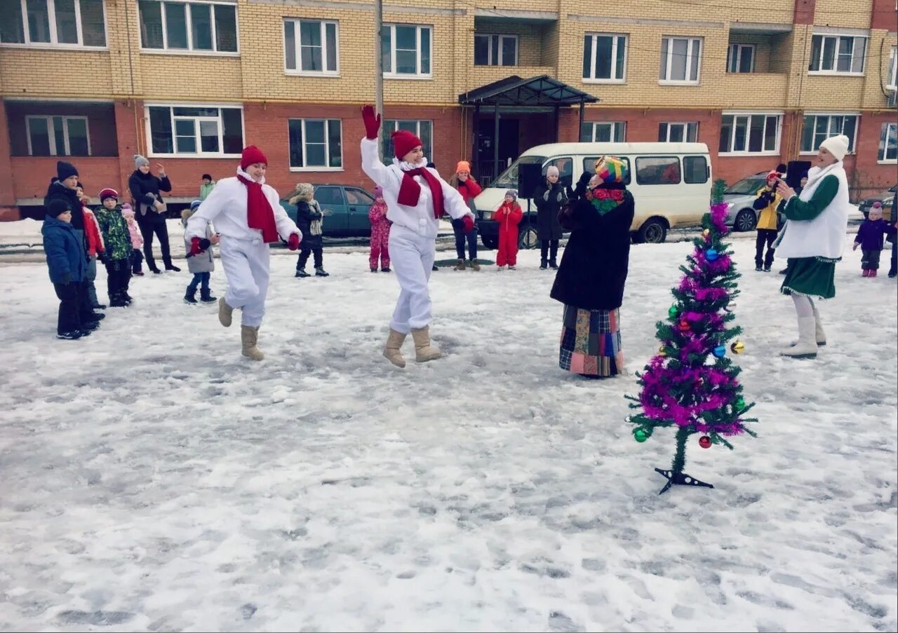 праздник двора новый год. праздник во дворе новый год. новогодние гуляния. праздник во дворе новый год. празднование нового года во дворе.