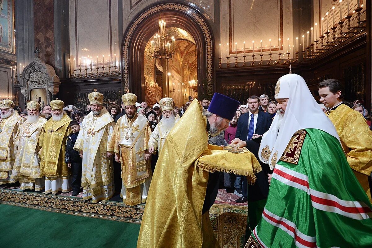 великая вечерня храм христа спасителя. великая рождественская вечерня. алтарь храма христа спасителя. елка 14 января в храме христа спасителя митрополит. патриарший престол.