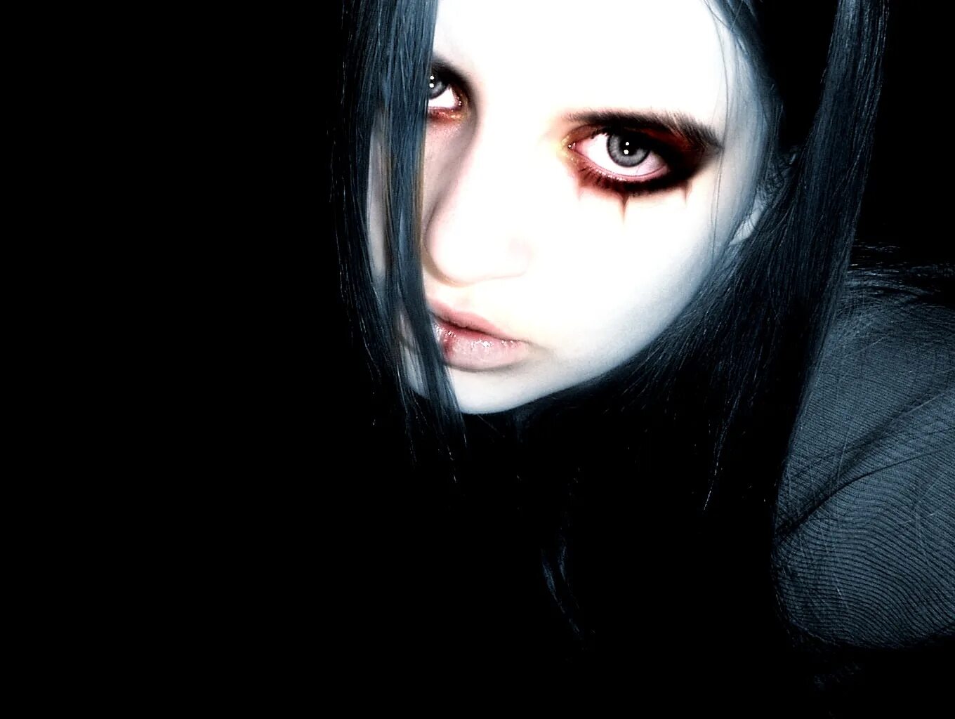 Девушка с демоническими глазами. Девушка с черными глазами. Страшная девочка картинка
