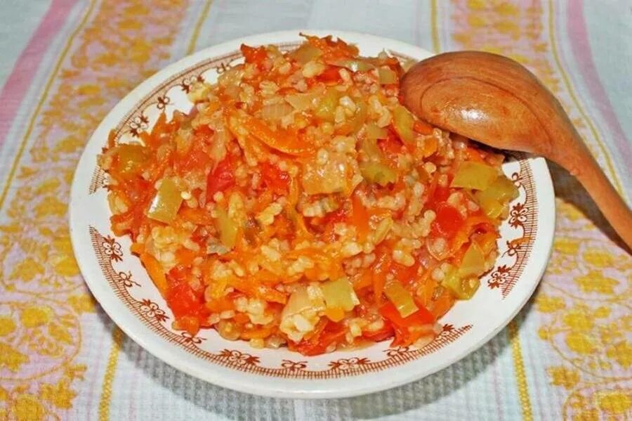 Салат с рисом на зиму. Салат с рисом на зиму с овощами. Закуска овощная с рисом на зиму. Салат на зиму с рисом с помидорами. Салат с рисом помидоры перец морковь