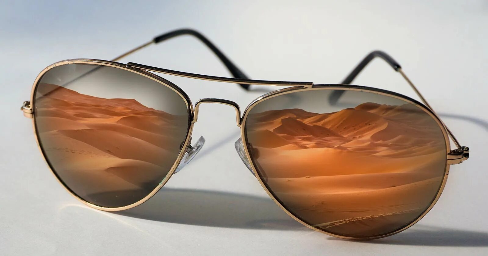 Солнцезащитные очки. Очки от солнца. Очки фото. Очки в стиле Авиатор.