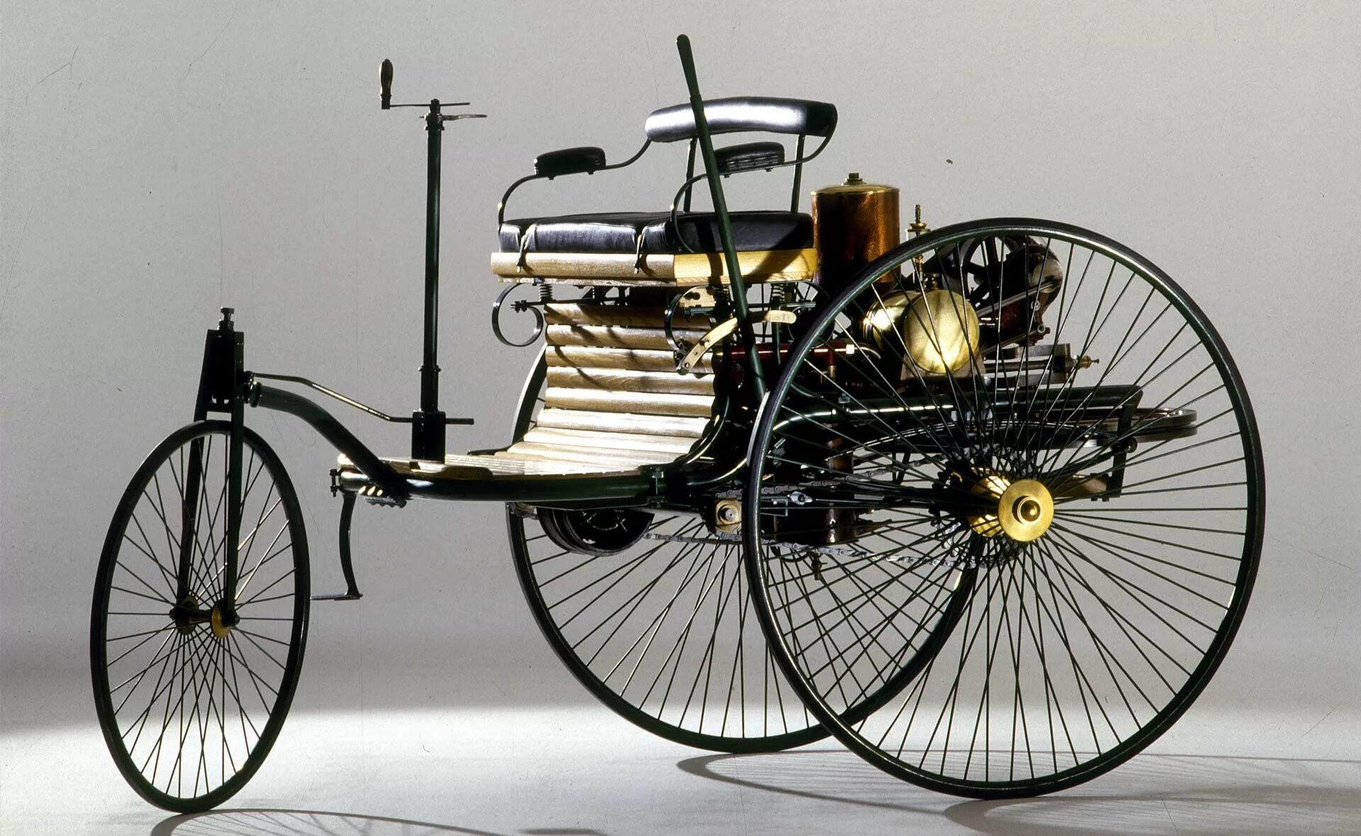 Что представлял собой первый автомобиль. Первый Мерседес Бенц 1886. Benz Patent-Motorwagen 1886. Машина Benz Patent-Motorwagen.