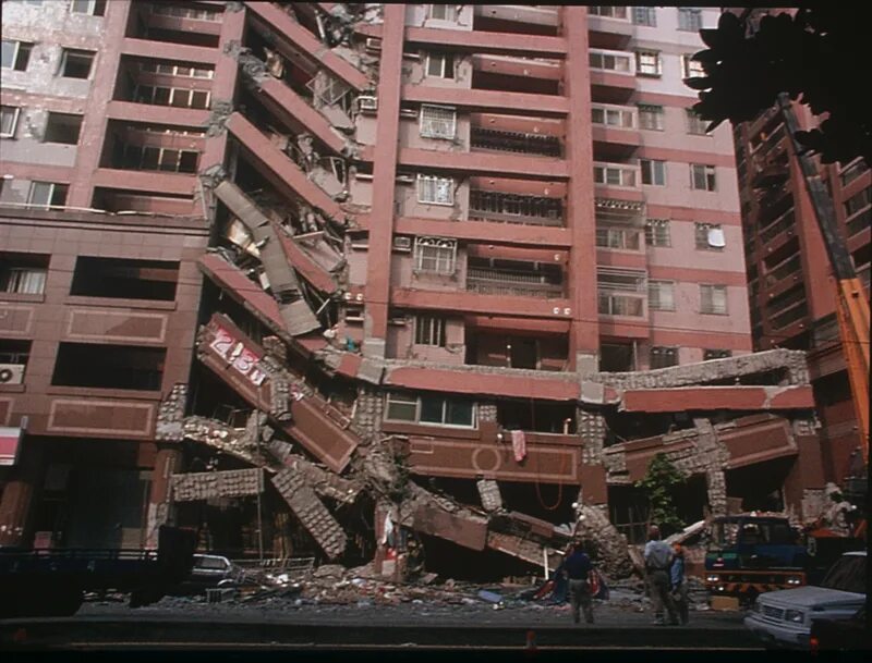 Тайвань землетрясение пострадавшие. Землетрясение на Тайване 1999. Землетрясение 9/21 на Тайване. Землетрясение на Тайване 1999 фото. Тайбэй 1999 год.