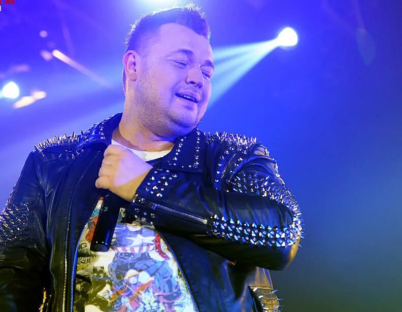 Лиза роднянская руки вверх. Радостная девушка. Девушка из клипа прощай алешка. Елизавета роднянская в молодости. Руки к небу.