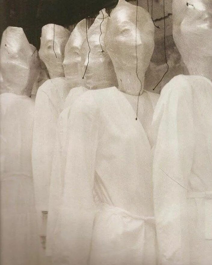 Maison martin margiela leibovitz. Кроссовки мейсон марджела женские. Maison margiela fusion. Maison margiela история. Архивная мода maison margiela.