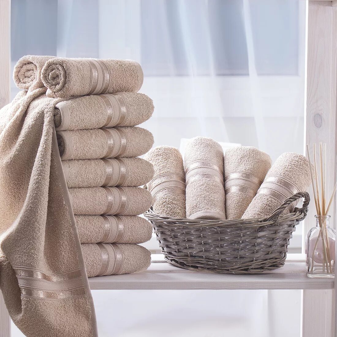 Сдать полотенца. Полотенца. Стопка полотенец. Домашний текстиль. Текстиль для дома.