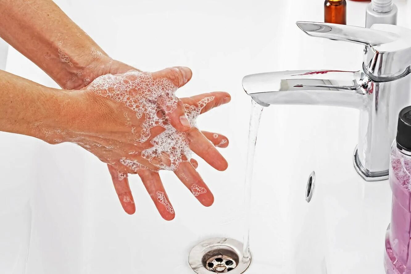 Мою руки 3 минуты. Мытье рук. Мыло для рук. Мойка рук. Мытье рук Мем.