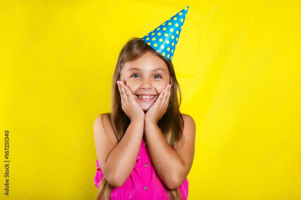 Children's birthday party. In her birthday. In her birthday. Как сделать мамин день рождения незабываемым. Pics for colouring - a girl blowing candles on the cake.