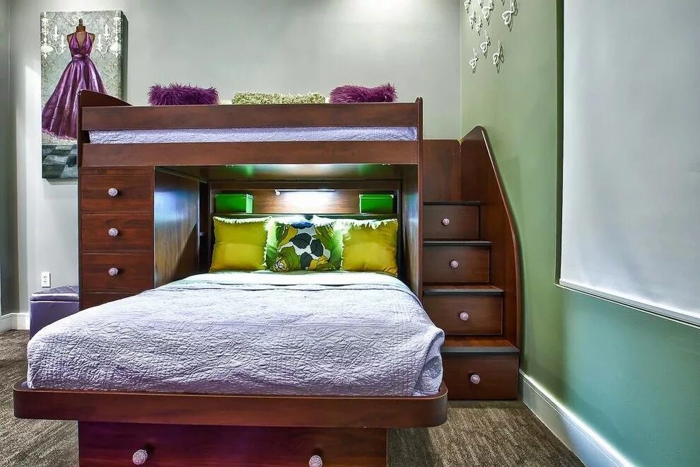 Двухэтажный спальный. Кровати для маленьких комнат. Кровать для маленькой комнаты. Кровать двуспальная детская. Кровать в маленькую комнату.