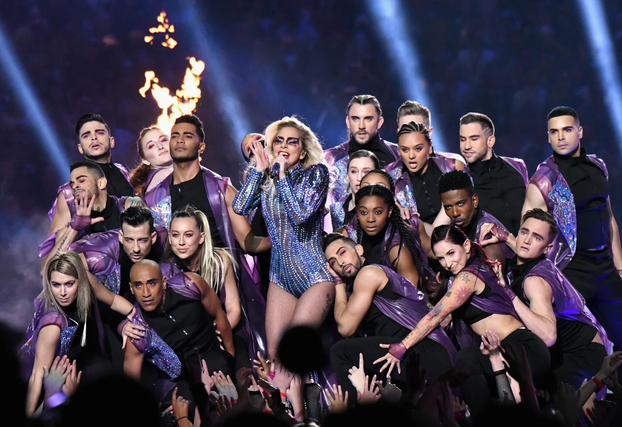 Фото шоу. Super Bowl Halftime show. Super Bowl Halftime show 2022. Леди Гага танцоры. Шоу бизнес.