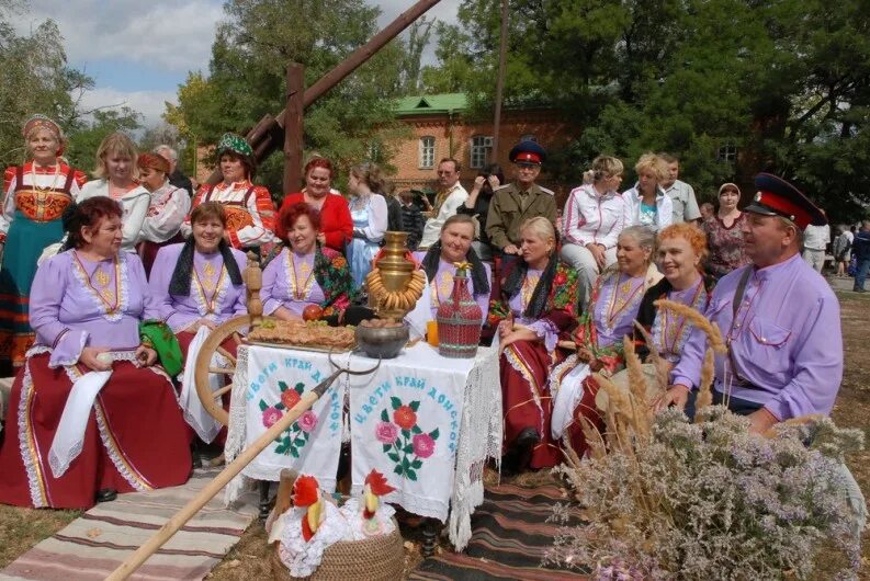 Станица казачий дон. Старочеркасская станица казаки. казачье застолье. казачья семья за столом. донские казаки застолье.
