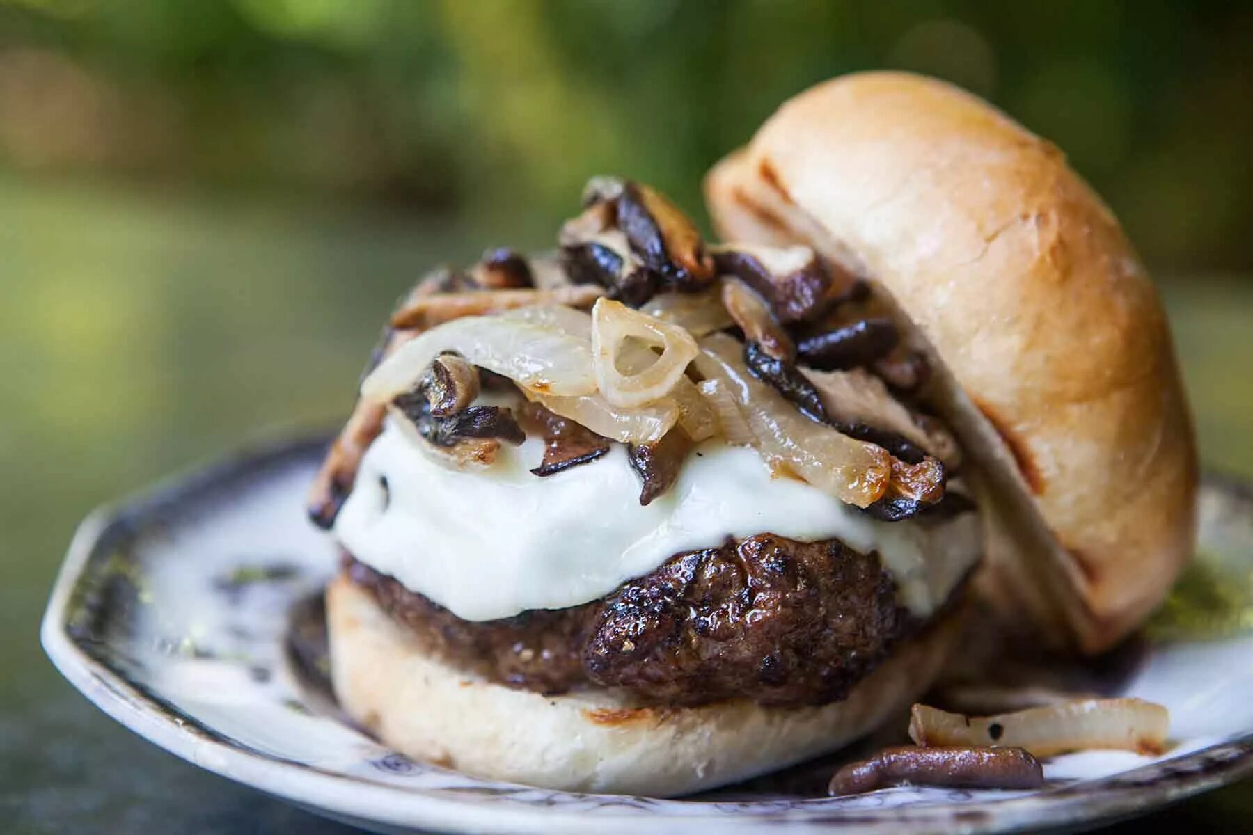 Рецепт бургер шонов на зиму. Бургер с грибами. swiss mushroom burger. чак бургер. грибной бургер рецепт.