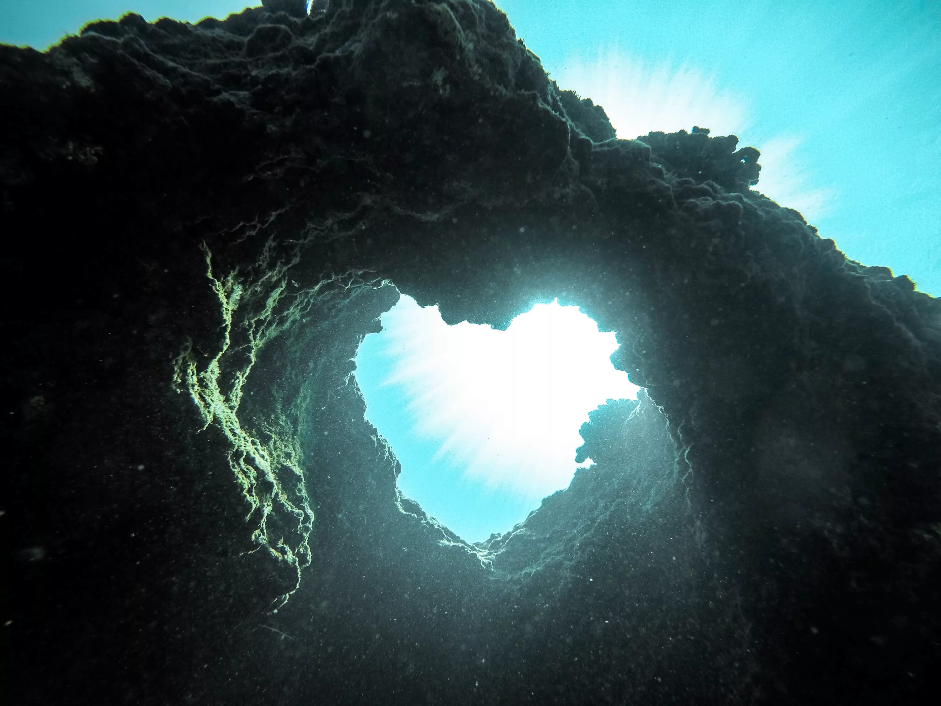 Сердце в природе. Пещера в форме сердца. Скала в форме сердца. Озеро в виде сердца. Шепот моря