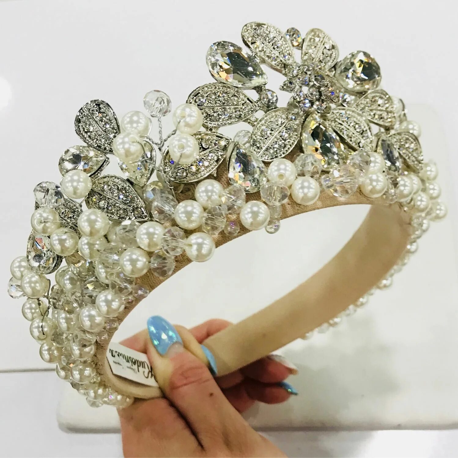 Салон диадема. Свадебное платье с короной. Свадебное платье афина салон диадема. Модные свадебные платья украшения на голову. Салон диадема.