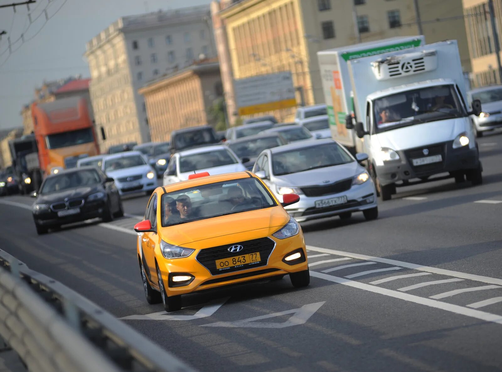 Автобусная полоса такси можно. Выделенная полоса для такси. Выделенные полосы в Москве для такси. Выделенная полоса для общественного транспорта такси. Полоса для такси выделенка.