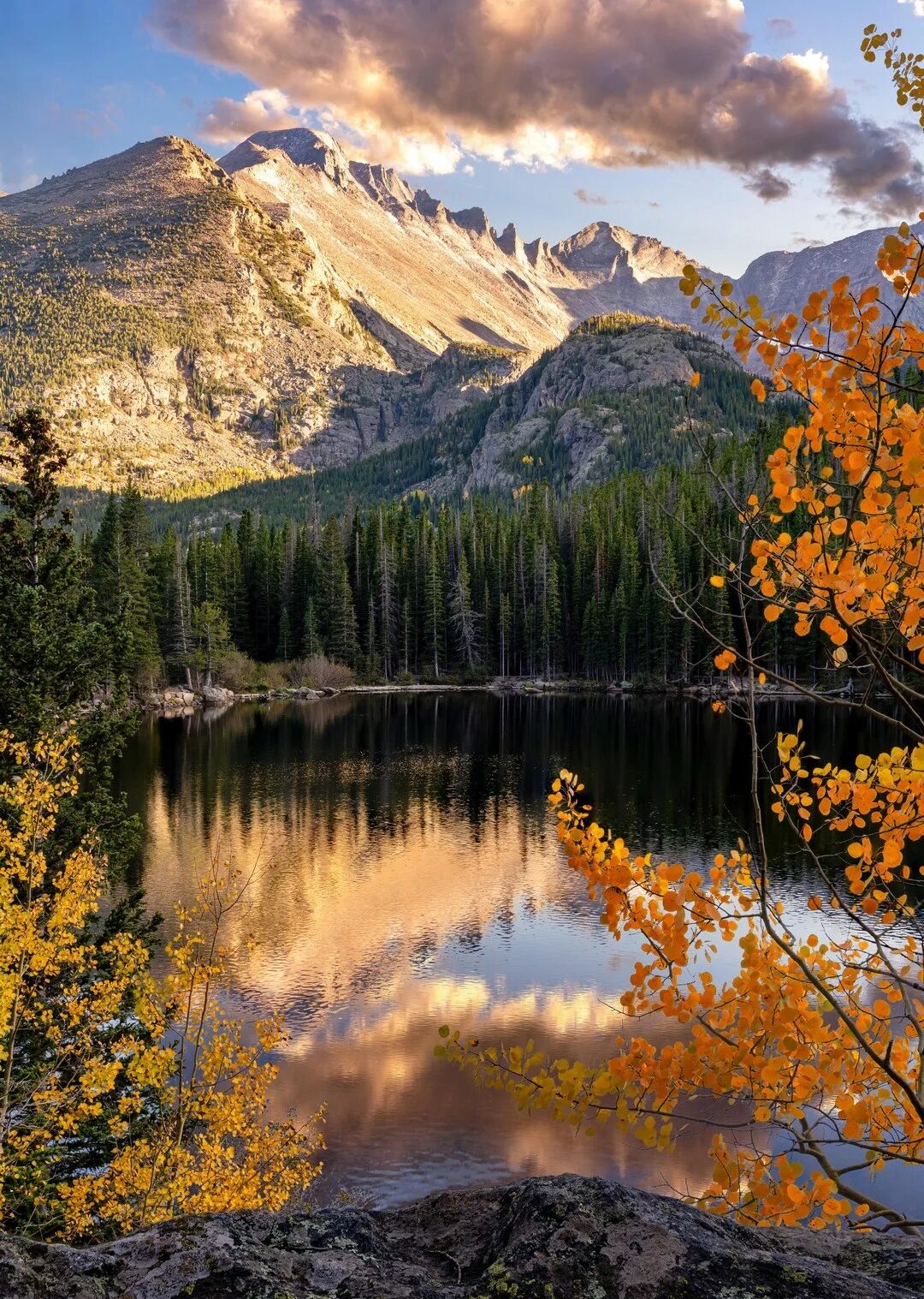 Заставка на телефон природа вертикальные. Беар Маунтин парк. Осень в горах. Красивые пейзажи природы. Осенний горный пейзаж.