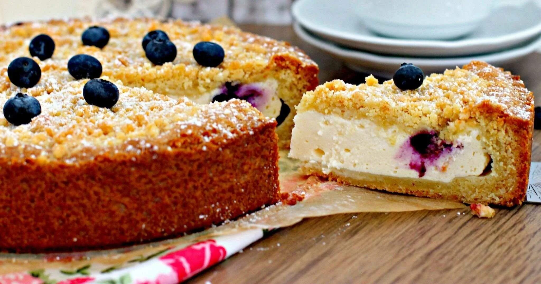 Печем пироги с творогом. Творожный пирог. вкусный пирог с творогом. пирог с черникой и творогом. домашний творожный пирог.