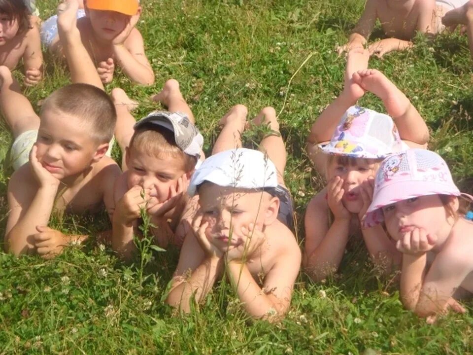 Маленькие дети на море. Воздушные ванны для детей. Дети солнца. Закаливание солнцем. Детишки на пляже.