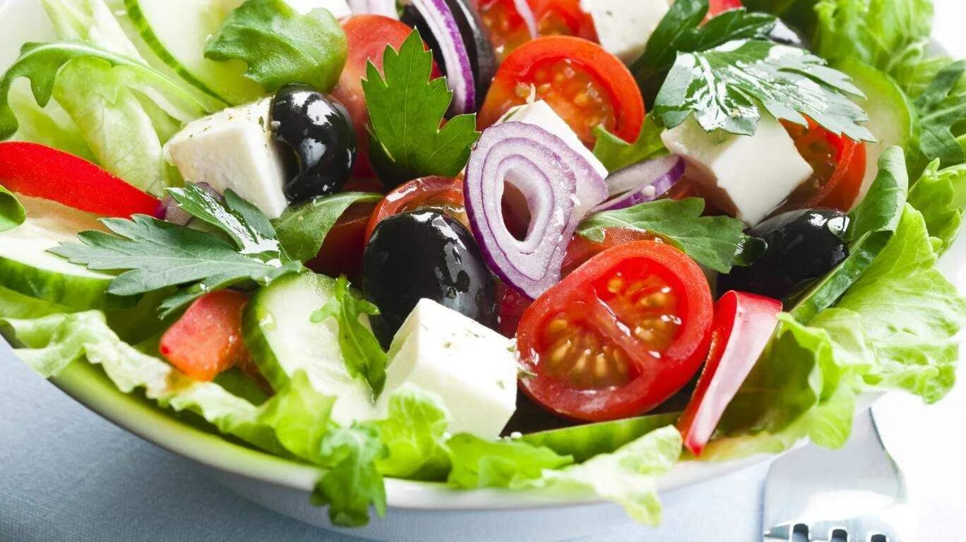 Салат классический фото. Greek Salad(греческий салат). Салат Цезарь греческий. Классический греческий салат (Horiatiki). Салат греческий на черном фоне.