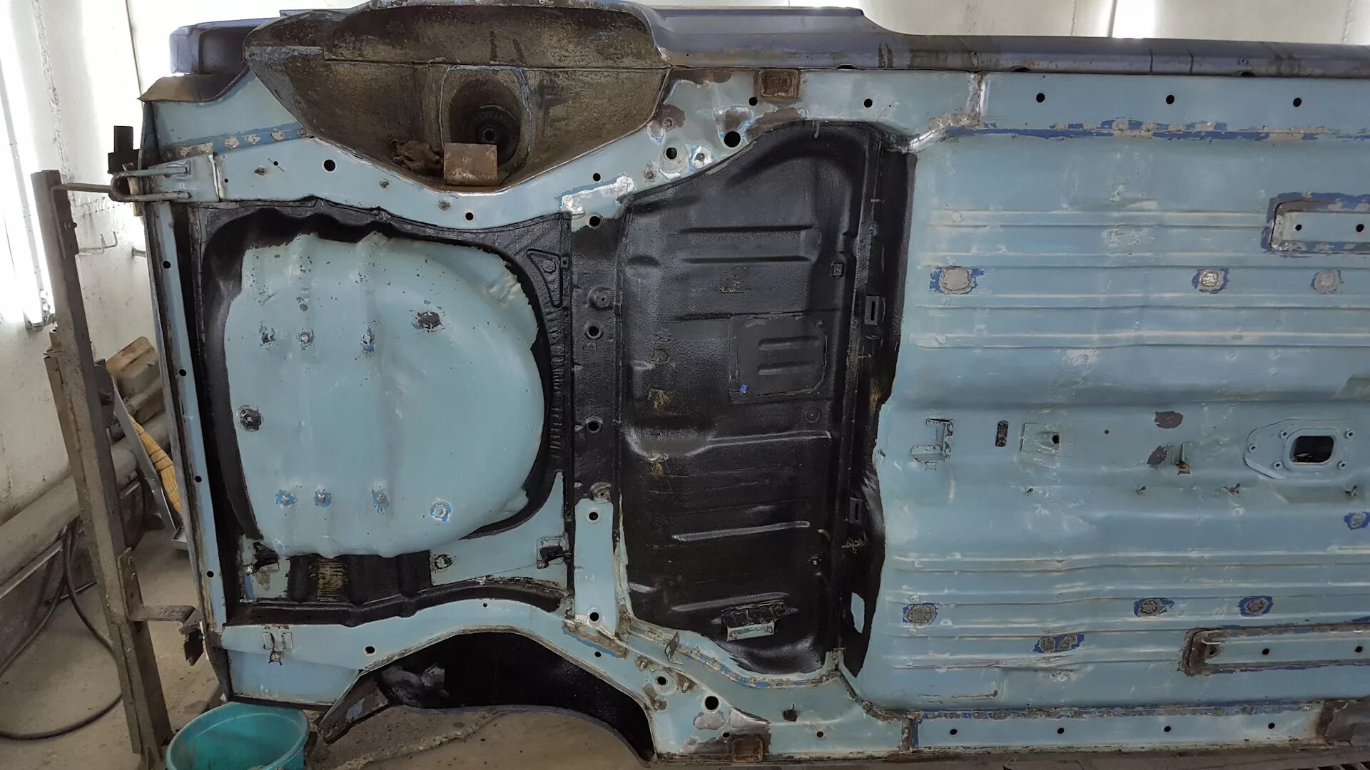 Днища нижний новгород. Газ 24 днище. Антикор мазда сх 5. Покрытие днища автомобиля антикором. Отбортованное днище.