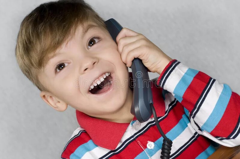 Телефон мальчик 6. Мальчик с телефоном. Мальчик без телефона. Мальчик с телефоном удивления. Мальчик в телефоне милые.