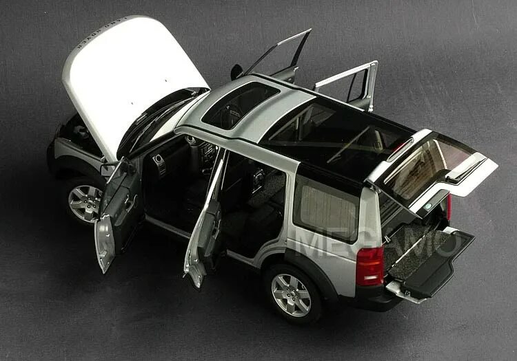 Машинка двери капот багажник. Land Rover Discovery 3 4 моделька. Ленд Ровер 1 18. Land Rover Discovery 3 model Toy. Lincoln Navigator AUTOART 1 18.