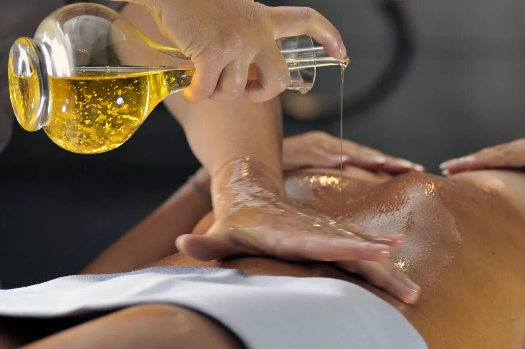 Oil massage videos. Масляный массаж. Масло для массажа. Масляный массаж тела. Масляное обертывание.