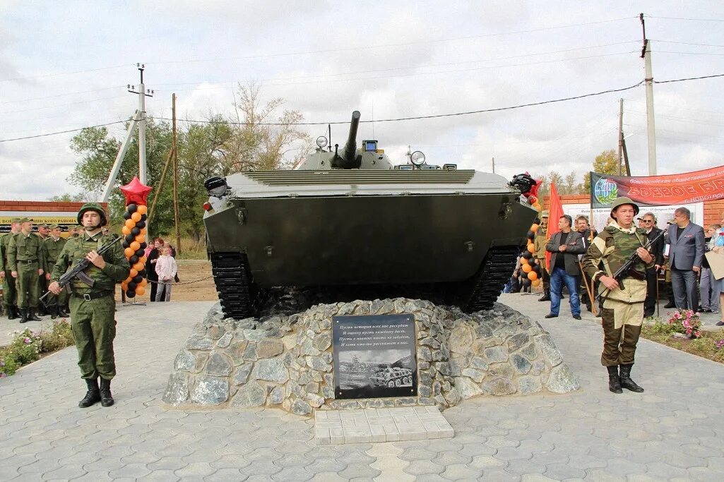 Погода в п светлом. Поселок светлый Оренбургская область. Памятники светлого Оренбургской области. Светлый Оренбургская область Светлинский район. Памятники поселка светлый Оренбургской области.