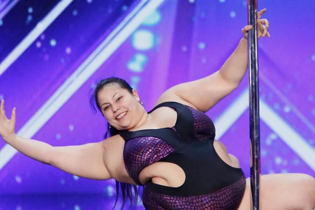 Спортивная толстушка. Полная женщина танцует. Полная женщина танцует. Полная женщина танцует. Толстая на шесте.