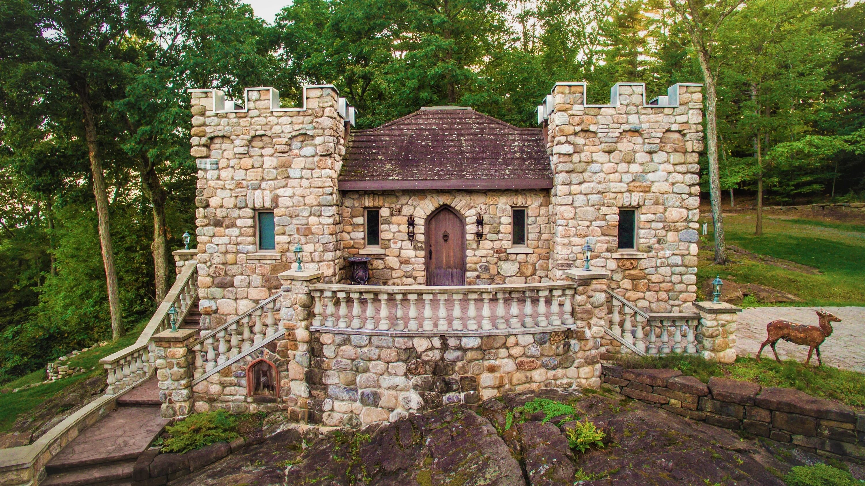 Castle mini. Каменный замок Брянка. Каменный мини замок Имайн. Каменный дом в стиле замка. Маленький замок.