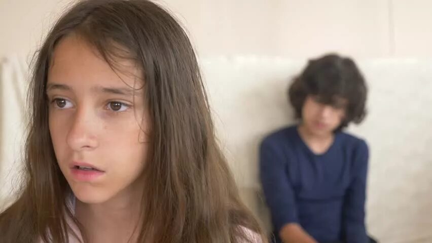 Брат просит отсосать его член и сестра соглашается с этим