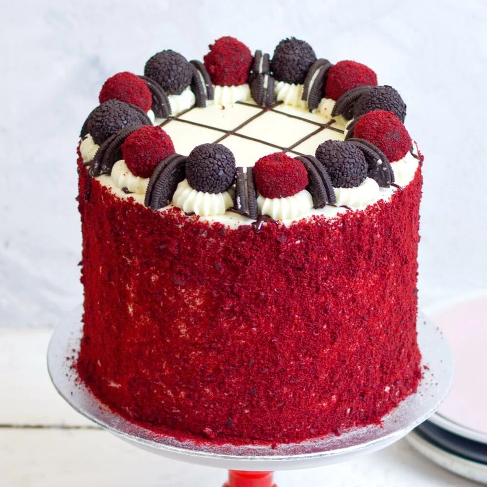 Торты на день рождение фото рецепт. Торта "красный бархат" (Red Velvet).. Red Velvet торт. Торт красный бархат с Орео. Торт красный бархат с кремом чиз.