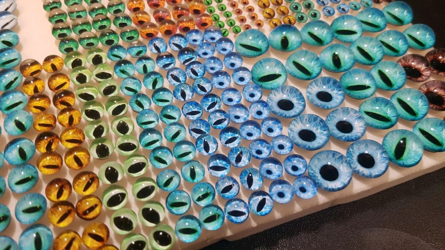 глазки для куколки. декоративный глаз. кошачьи глазки для игрушек. декоративный глаз. глаза для кабошонов.