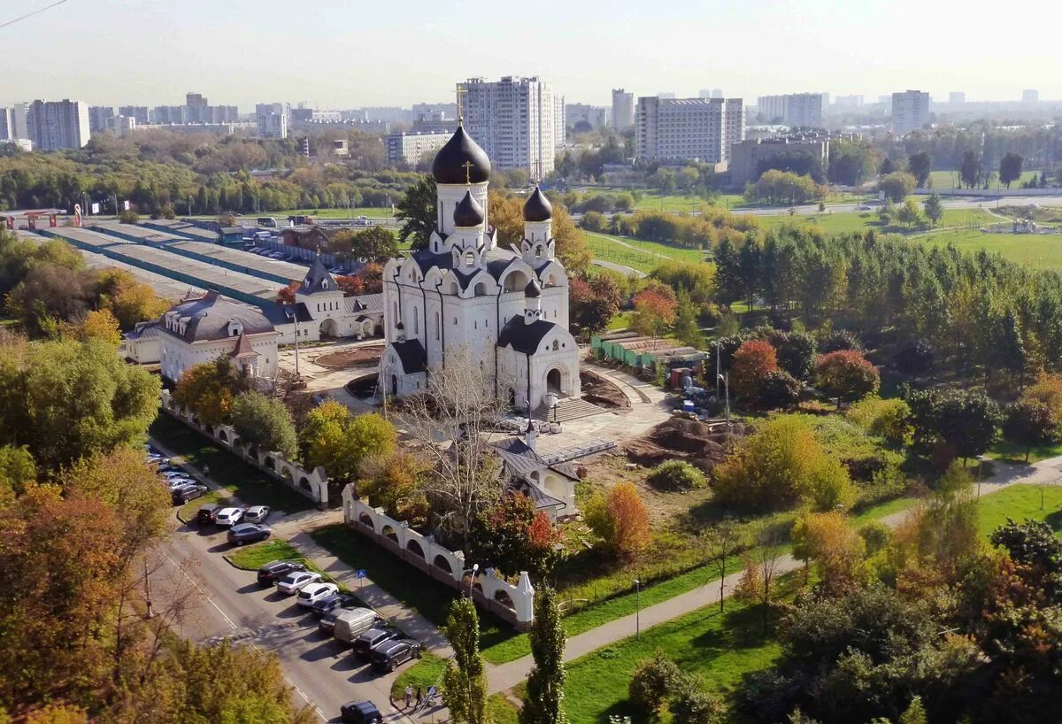 Новая церковь в москве. Храм преподобного серафима саровского в раеве москва. храм преподобного серафима саровского в раеве с высоты. храм рождества христова в мытищах вид сверху. новый храм в москве в медведково.