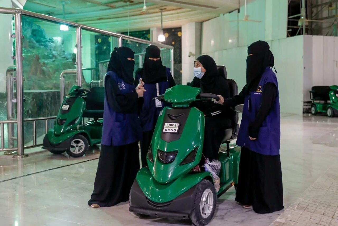 Мекка женщины. Исламские святыни. Женщины в Мекке. Саудовская Аравия Медина квартиры. Саудовская Аравия Медина в магазине одежды.