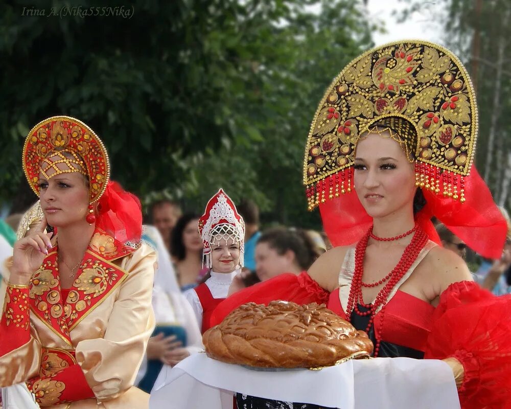 Хлеб соль встреча гостей. Встреча с караваем. Баба в кокошнике с караваем. Гостеприимство русского народа. Тетка в кокошнике