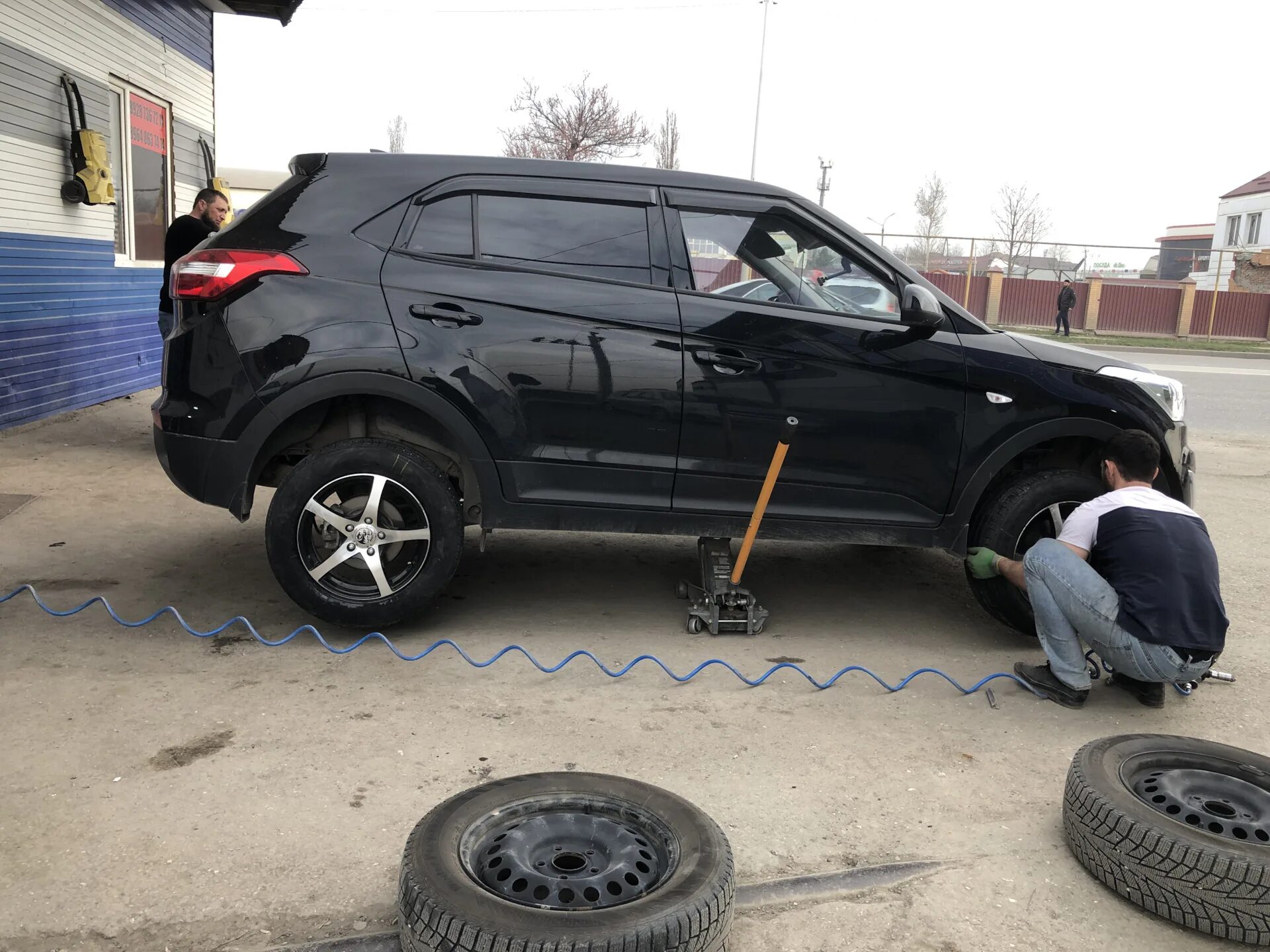 Колеса hyundai creta r16. Передние колеса хендай крета. Замена колеса хендай крета. Хендай крета на широких колесах. Опорный подшипник хендай крета.