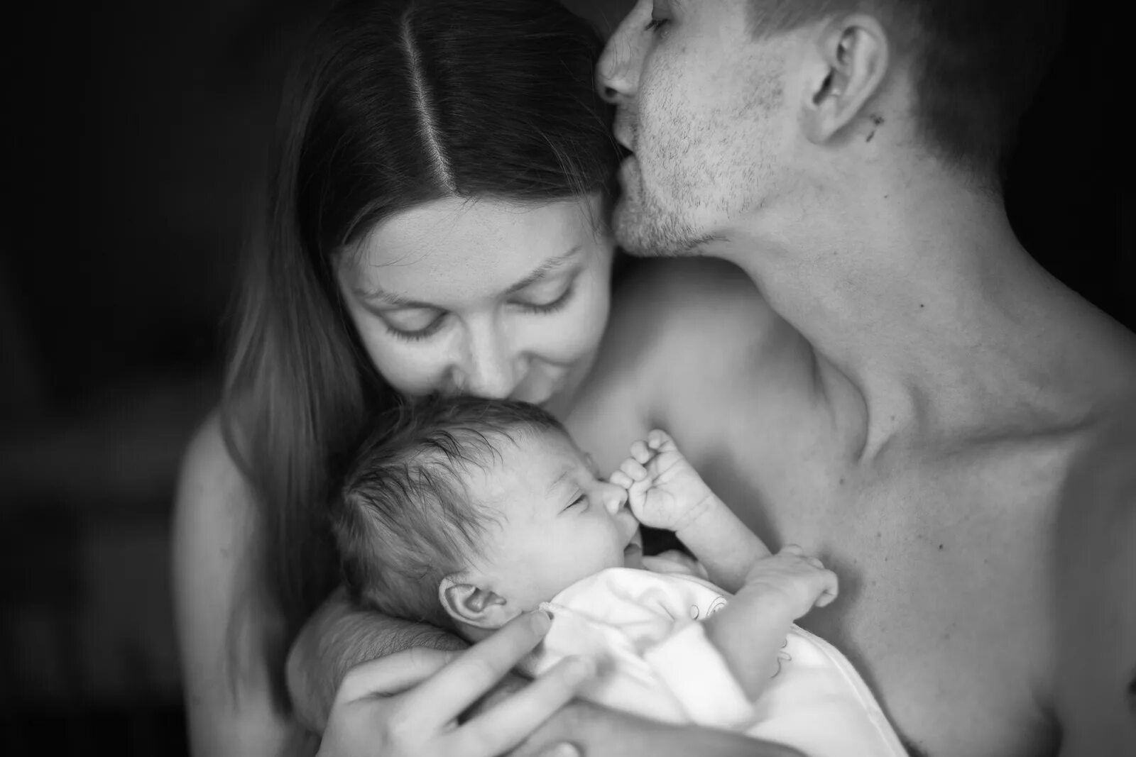 отцу стала женой. мужчина любит детей. фотосессия с новорожденным. девушка с пожилым мужчиной. фото младенца.