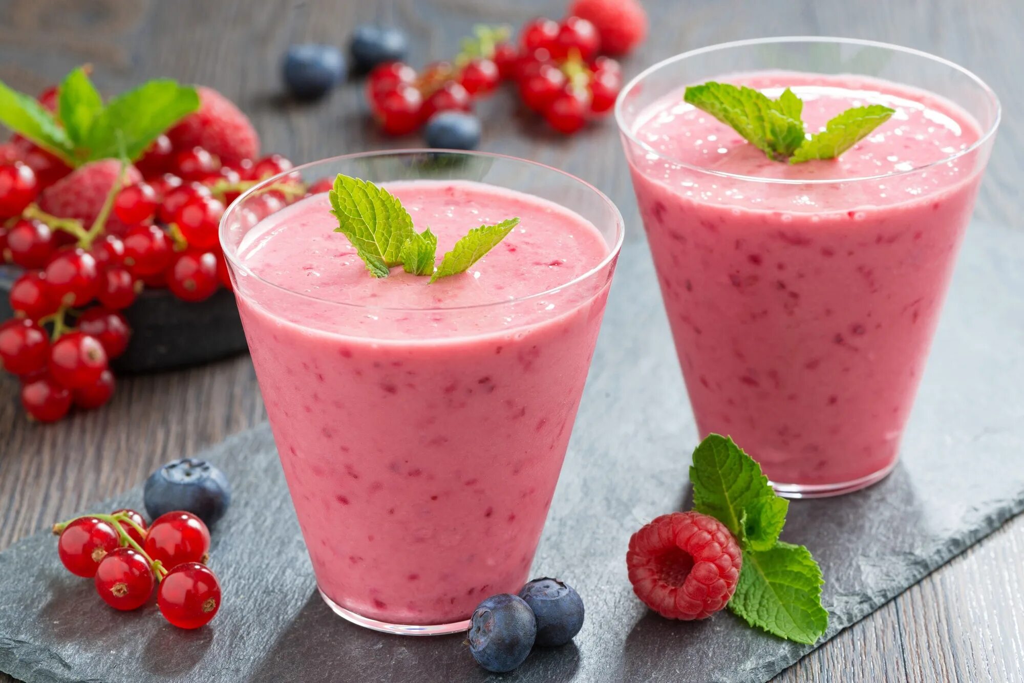 Ягодный смузи. Смузи малина базилик. Смородиновый смузи. Berry Smoothies (ягодный смузи) колеус. Смузи картинки