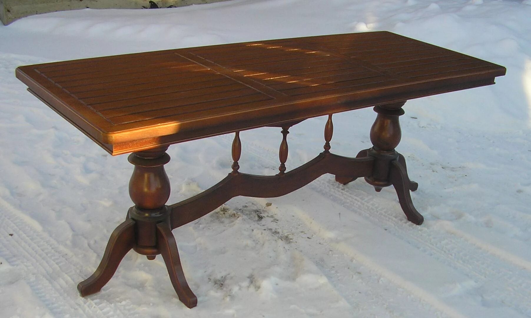 Д ван стол. Деревянный лакированный стол. Лакированный стол. Сильно лакированный стол. Деревянный лакированный стол с зеркалом над ним.