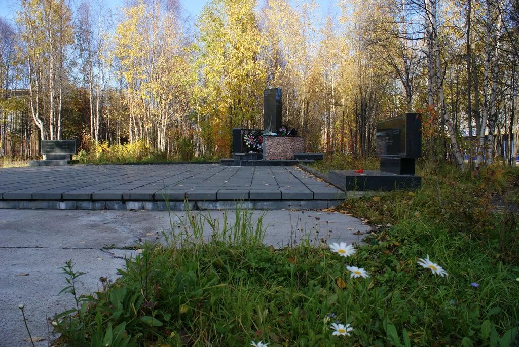 Ковдор ру. Мемориал Кошица Ковдор. Ковдор достопримечательности. Ковдор шуми городок памятник. Самолет Ковдор Ковдор памятник.