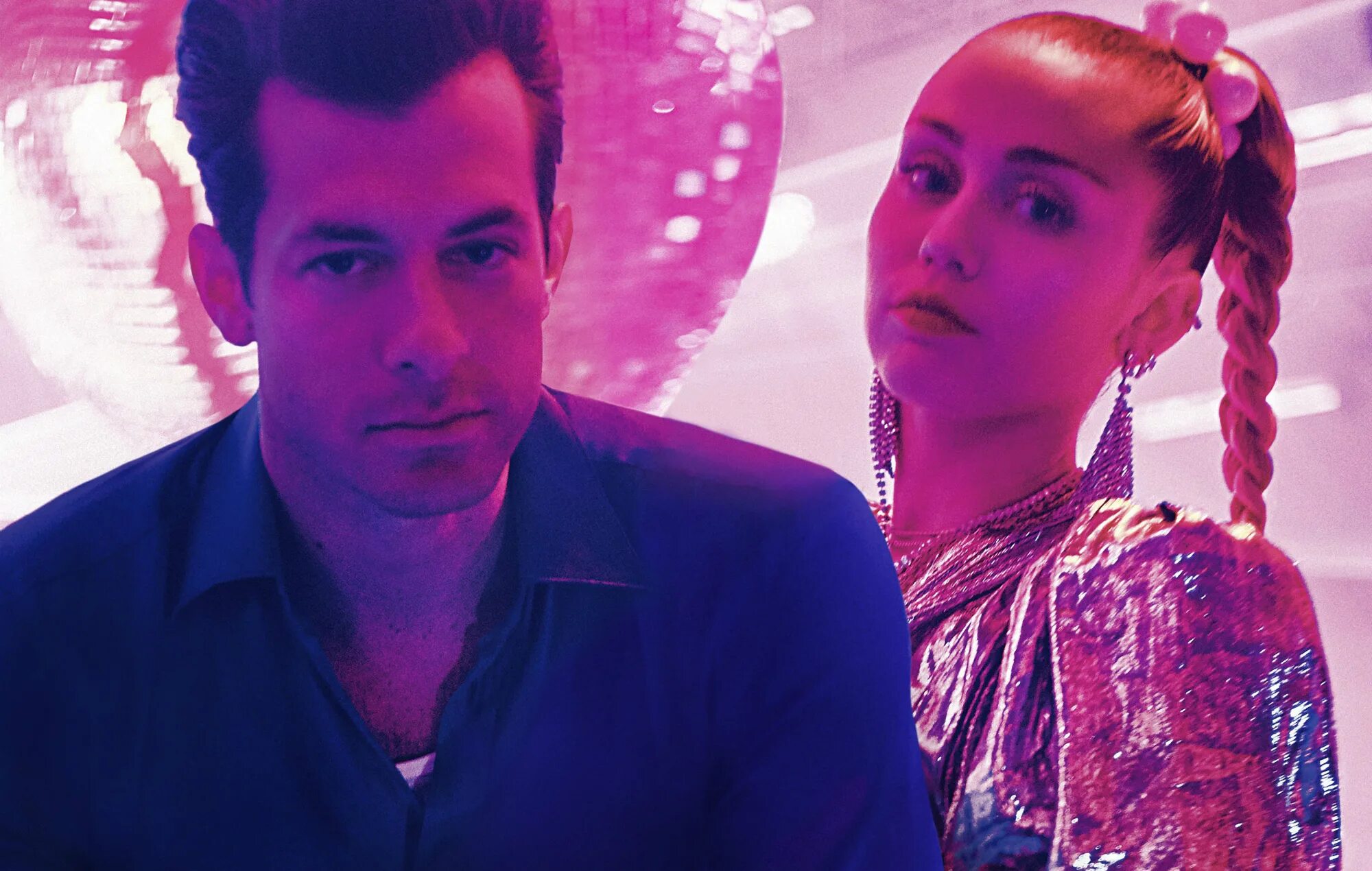 Nothing breaks like a heart feat miley. Mark Ronson Miley Cyrus. Mark Ronson Miley Cyrus nothing Breaks like a Heart.