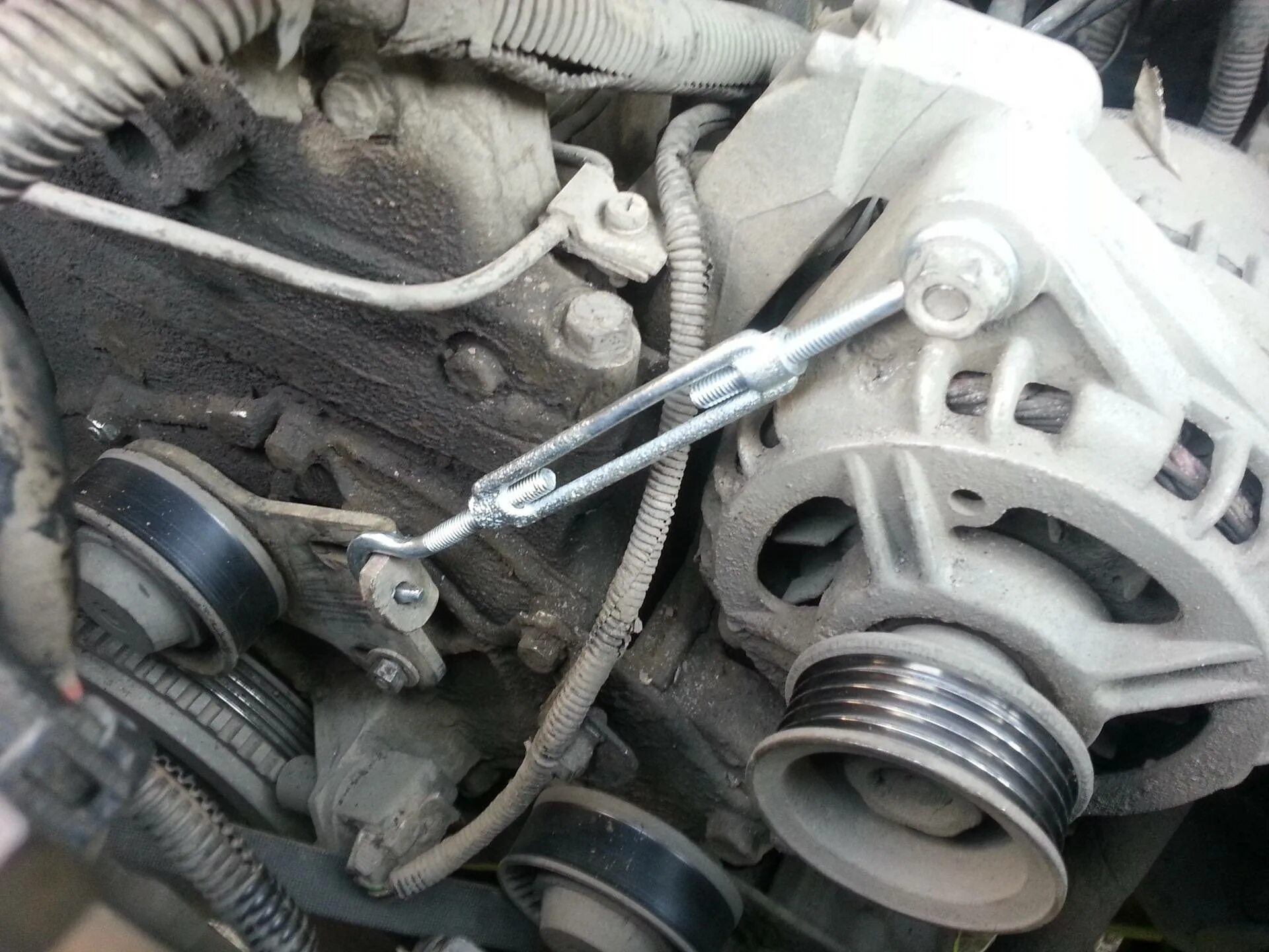 Натяжитель ремня нива шевроле. Кронштейн натяжителя ремня генератора шевроле нива. Натяжитель ремня генератора нива 2123. Натяжитель ремня генератора нива шевроле. Натяжитель ремня нива 21213.