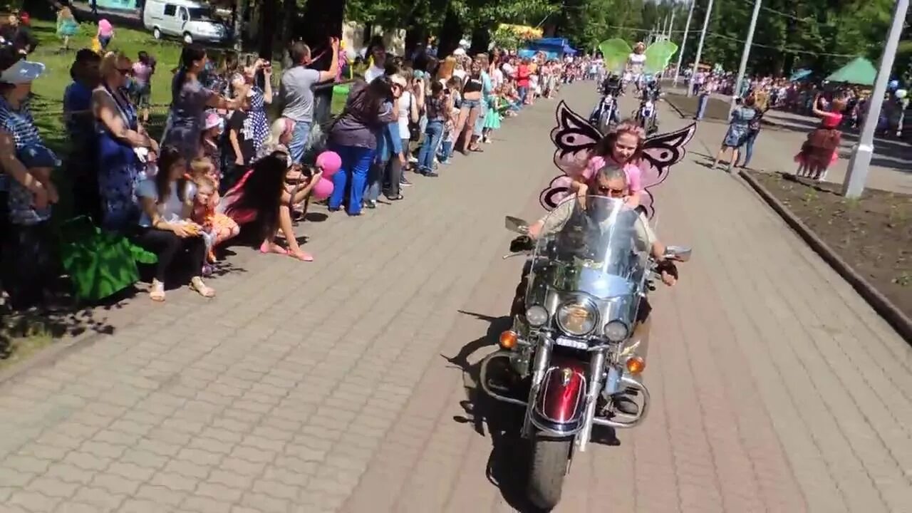 Мотоциклы в ленинском кузнецком. Мотоциклы в ленинском кузнецком. Мотоциклы в ленинском кузнецком. Парад бабочек. Мотоциклы в ленинском кузнецком.