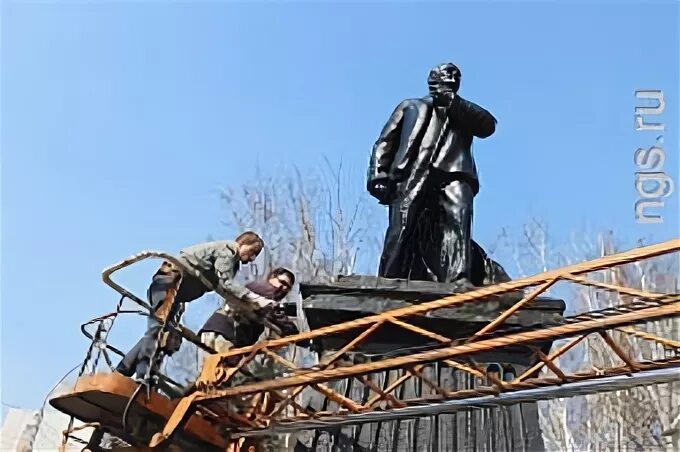 Какой краской покрасить памятник. Памятник Ленину в Барнауле. Каким цветом красят памятник Ленину.