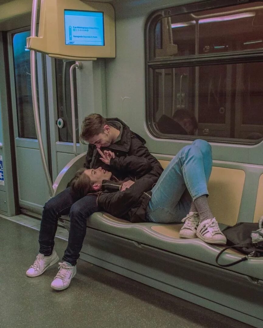 Фильм где пара ссорится и парень уходит в метро и превращается в зомби