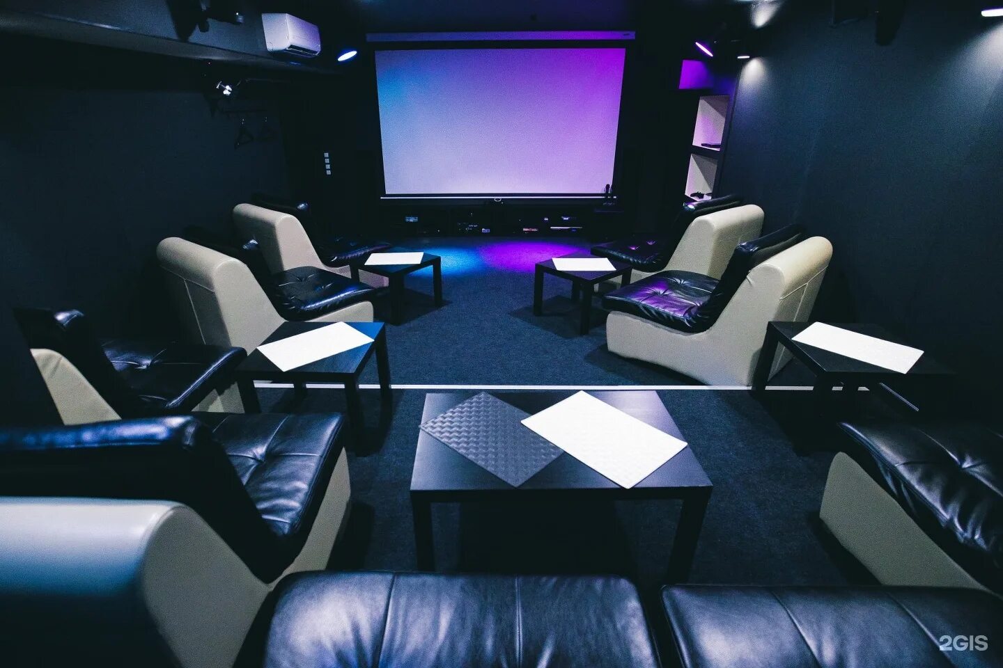 Lounge cinema. КИНОКАФЕ Ньютон Москва. Friend's Hall NEWTONE, Москва. Караоке friends Hall NEWTONE. Friends Hall NEWTONE кинотеатр.