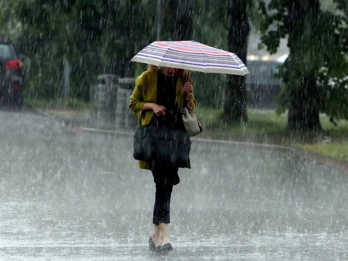 Идет ли сейчас дождь. Август непогода. Непрекращающийся дождь Хонкай. В столице на следующей неделе ожидаются кратковременные дожди.. Дубай ливень сегодня.