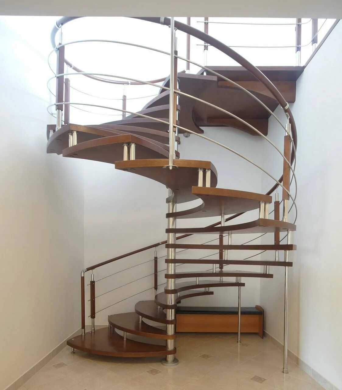 Винтовая лестница на больцах. Лестница на железных больцах. Лестница на металлокаркасе винтовая ступени металл. Valheim винтовая лестница.
